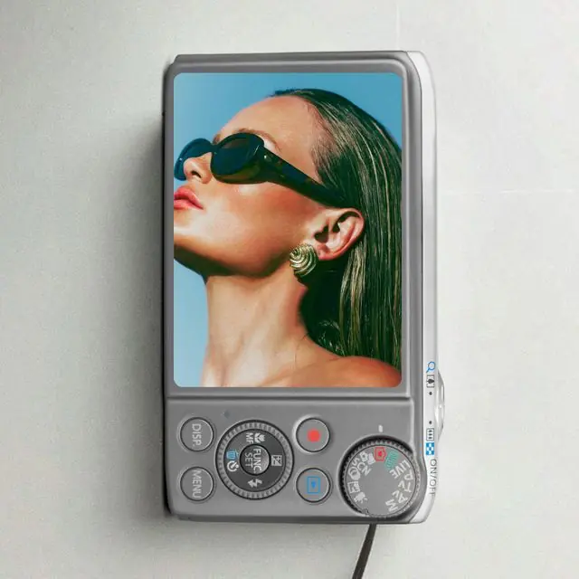 Appareil photo compact affichant un portrait en lunettes de soleil