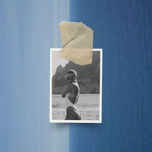 Polaroïd noir et blanc d'une baigneuse, scotché sur un fond de mer